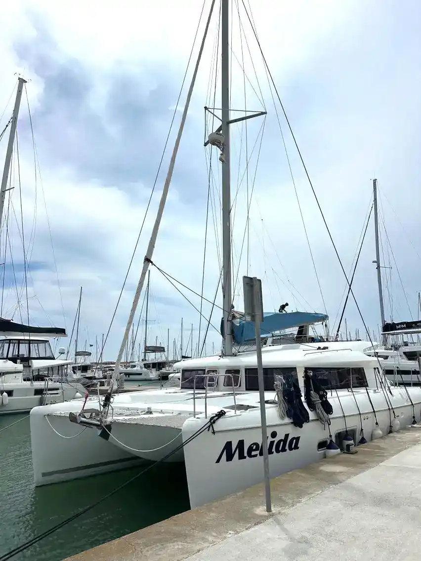 Lagoon 421 Exterior