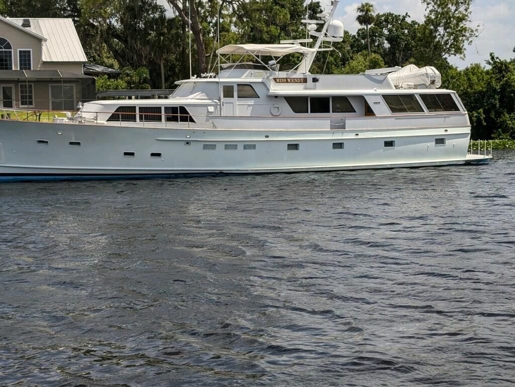 Extérieur du Burger Boats 81 Raised Pilothouse