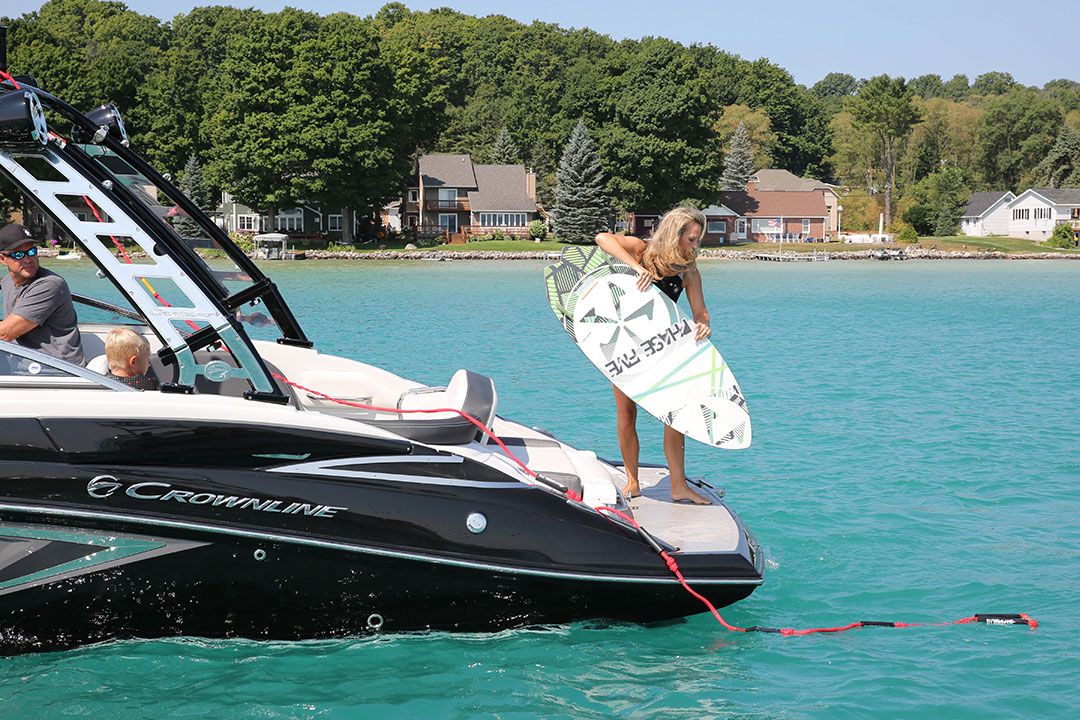 Exterieur van de Crownline E255 Surf
