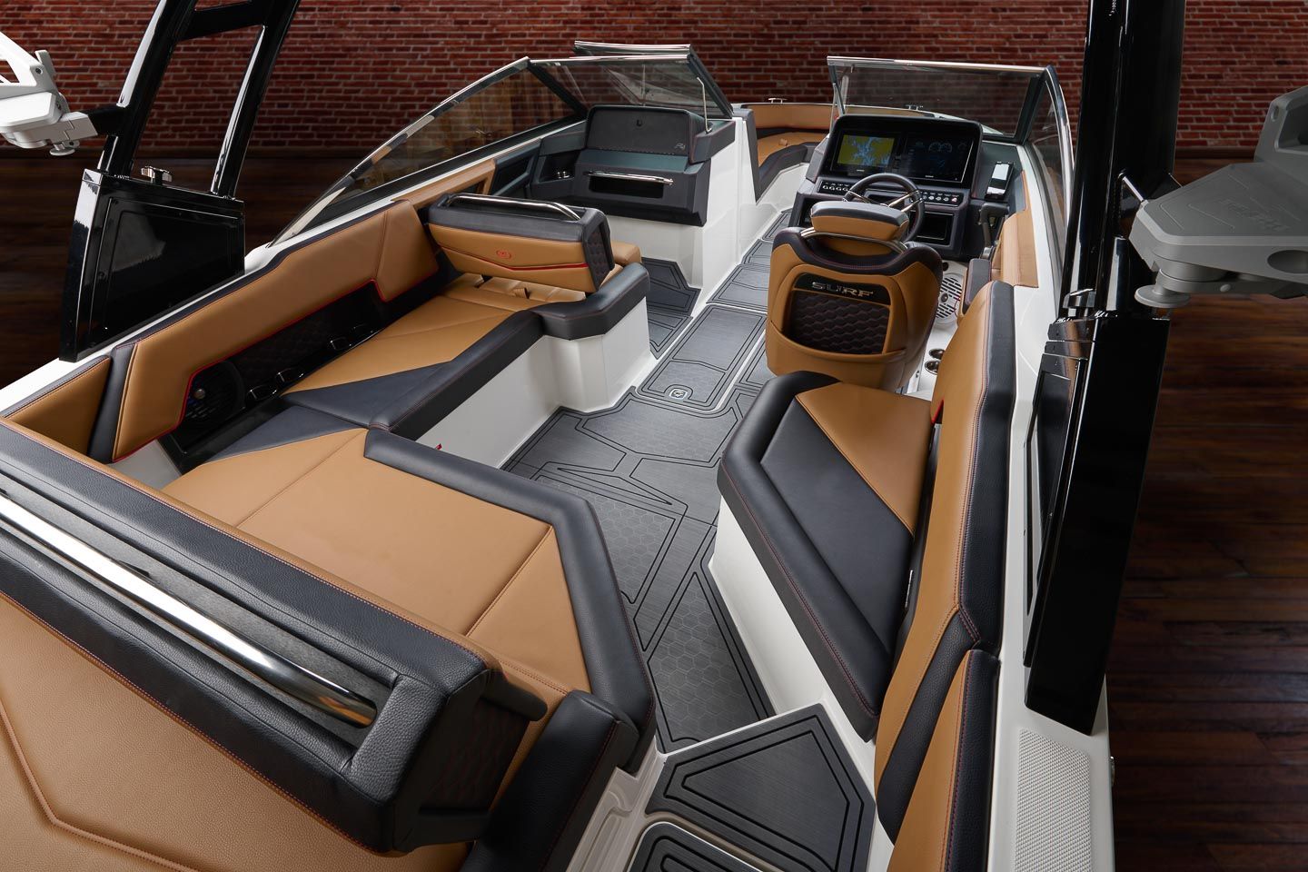 Interior del Cobalt Boats R4 Surf