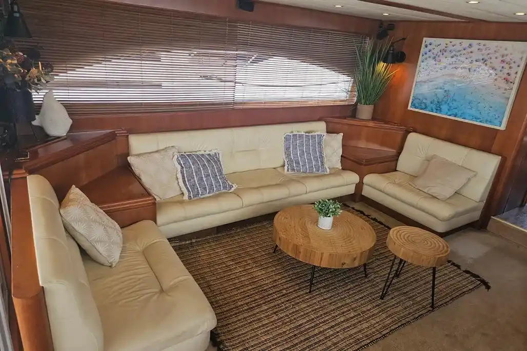 Interni del Astondoa 72 GLX