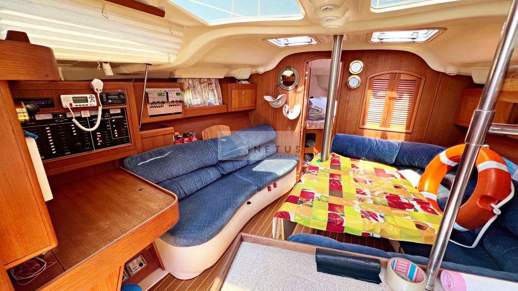 Hunter 380 Interior