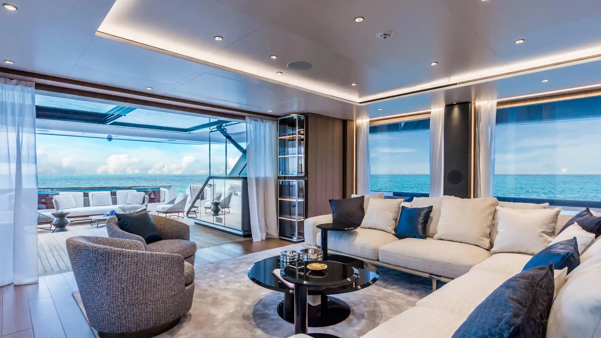 Interior del Custom Line 120'