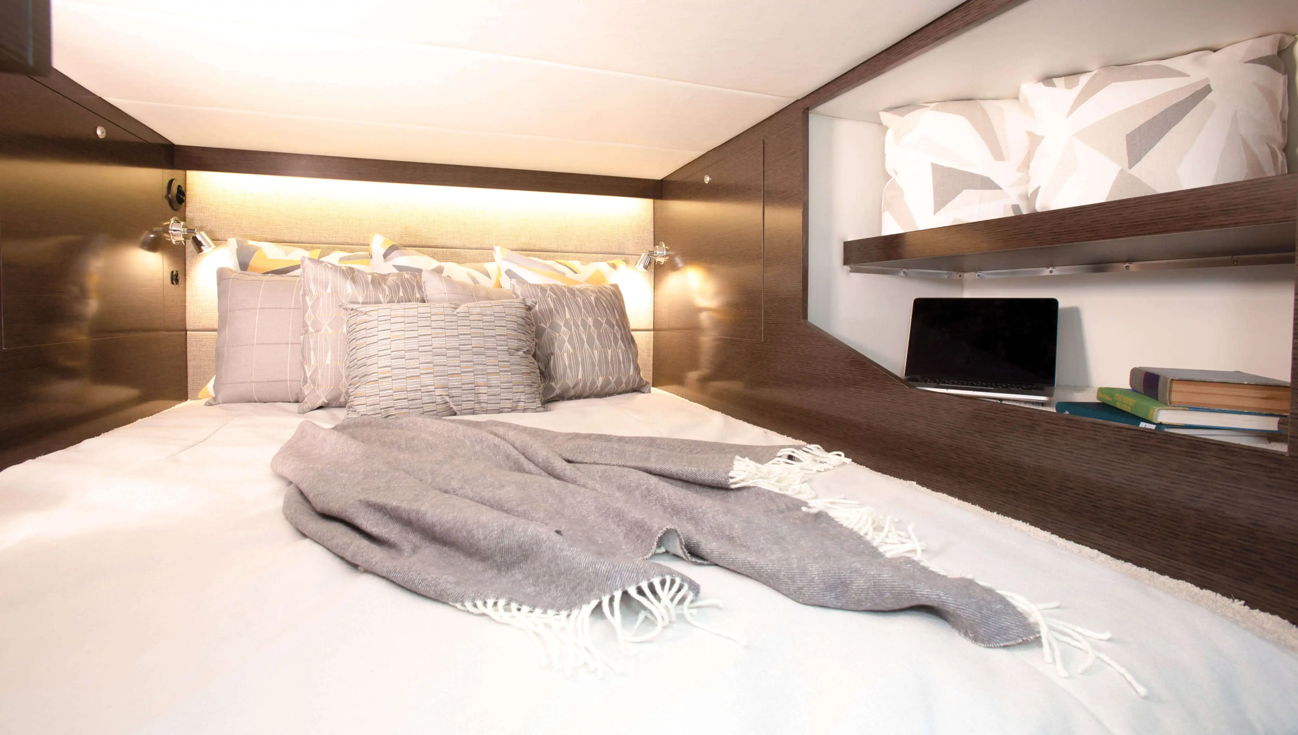 Cruisers Yachts 38 GLS OB Interior