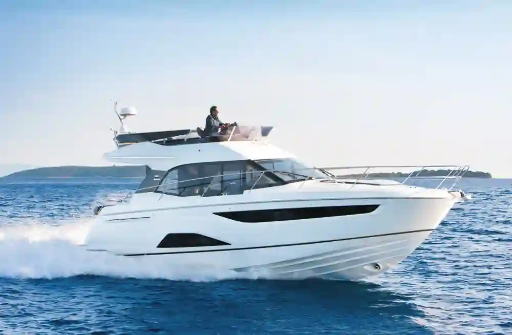 Bavaria Yachts R40