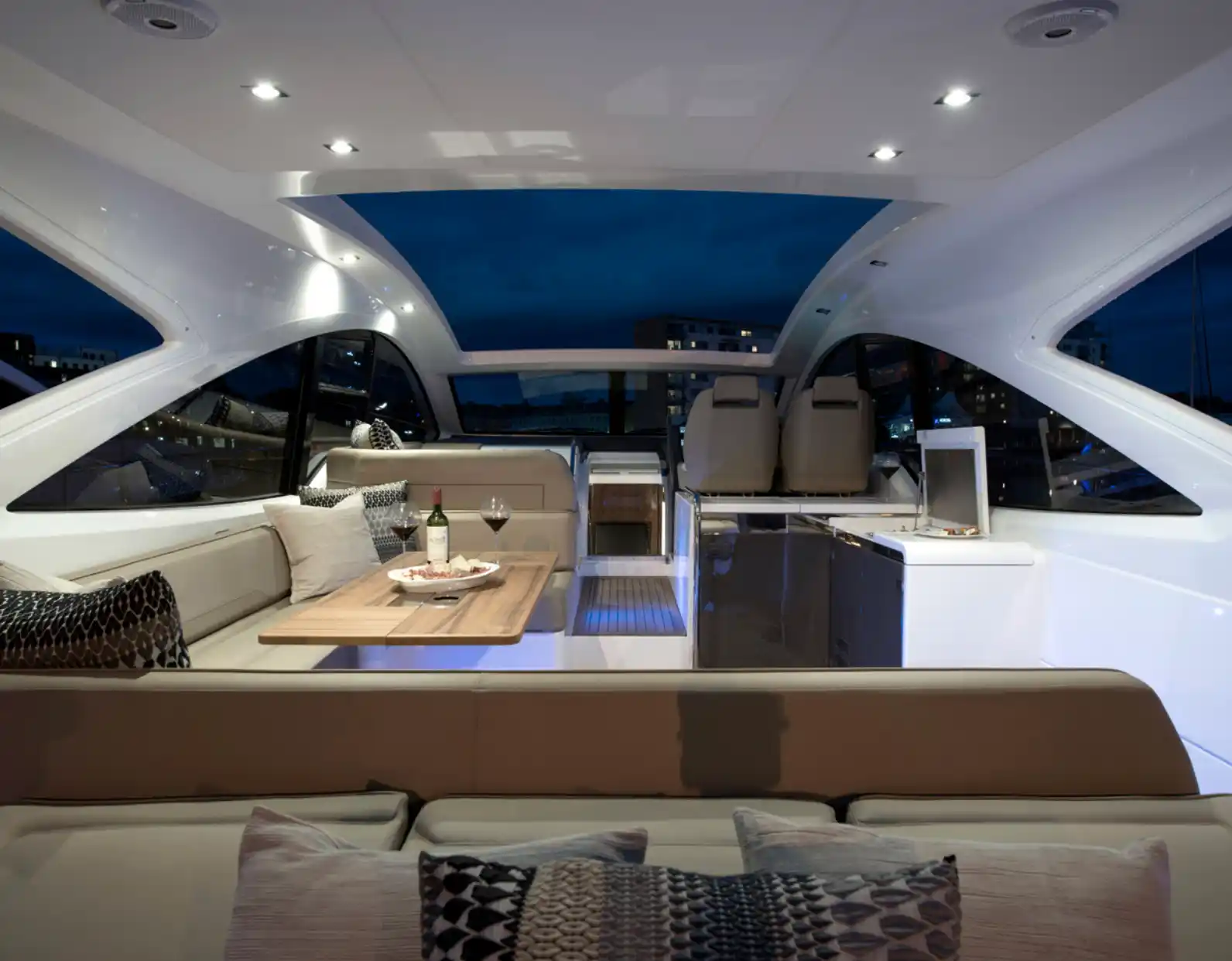 Interieur van de Fairline Targa 48 Open
