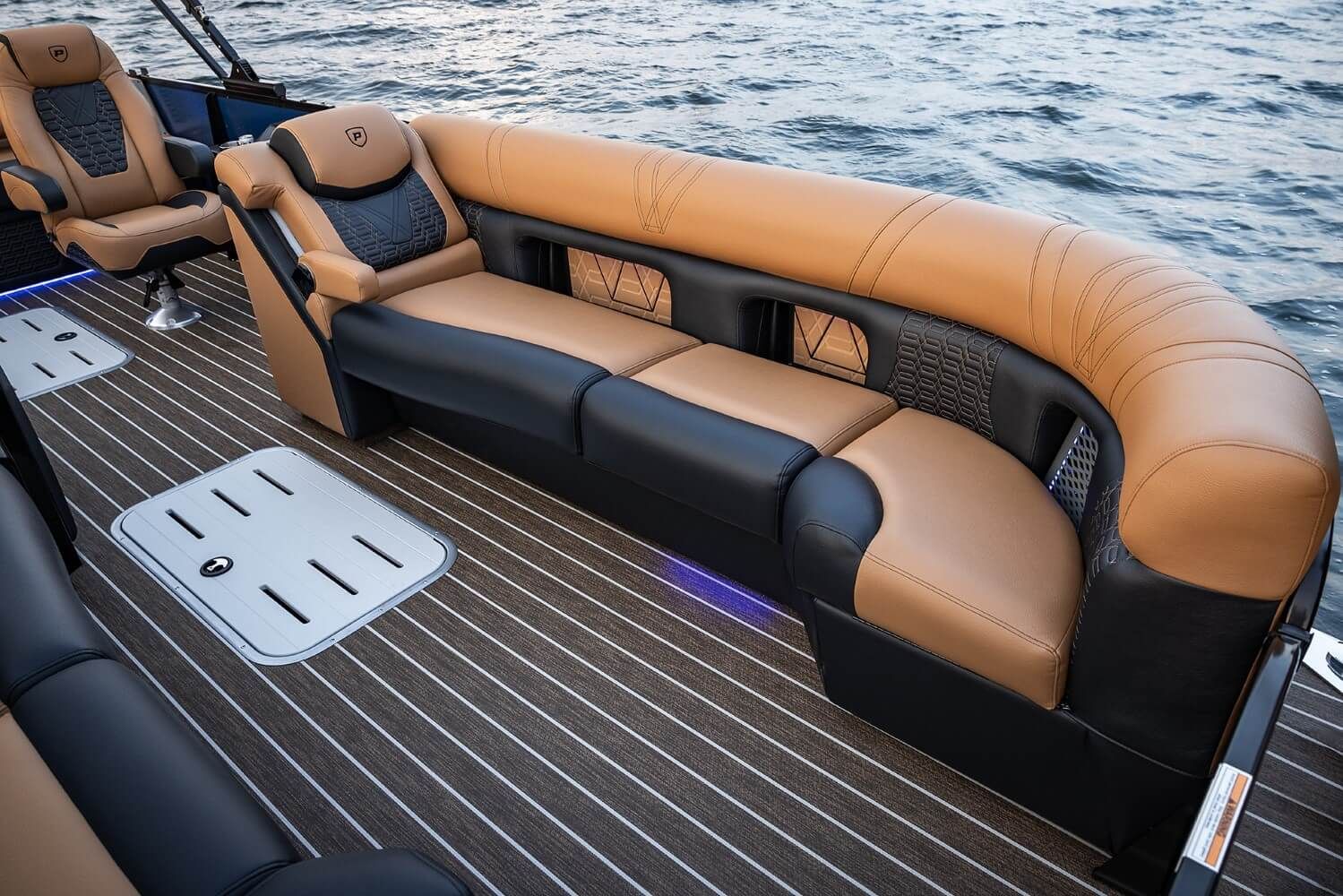 Intérieur du Premier 230 Intrigue