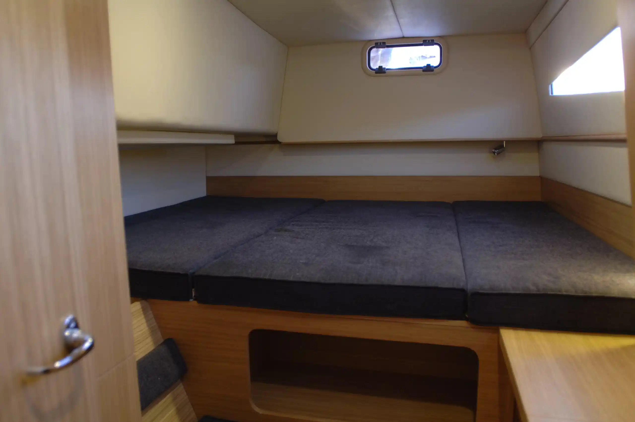 Comar C-Cat 38 Interior