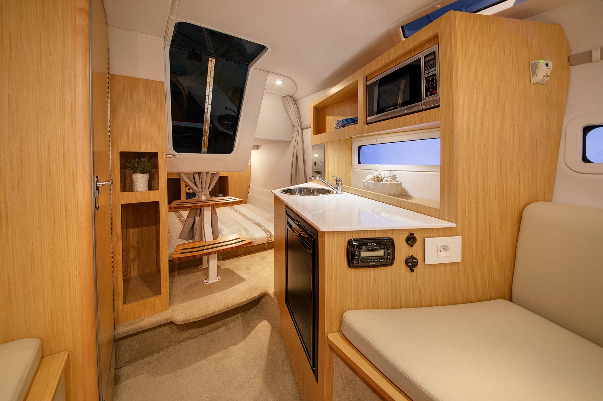 Interieur van de Four Winns V255