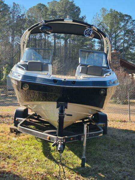 Yamaha 242 Limited S Exterior