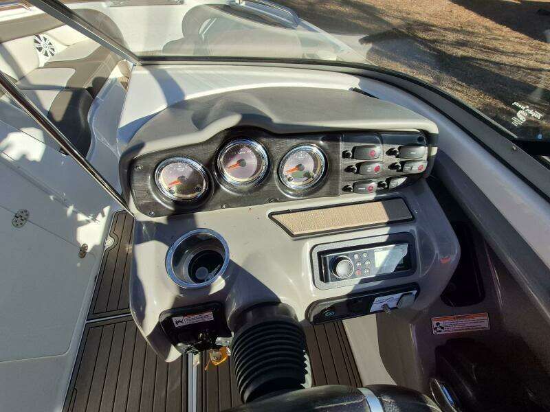 Yamaha 242 Limited S Interior