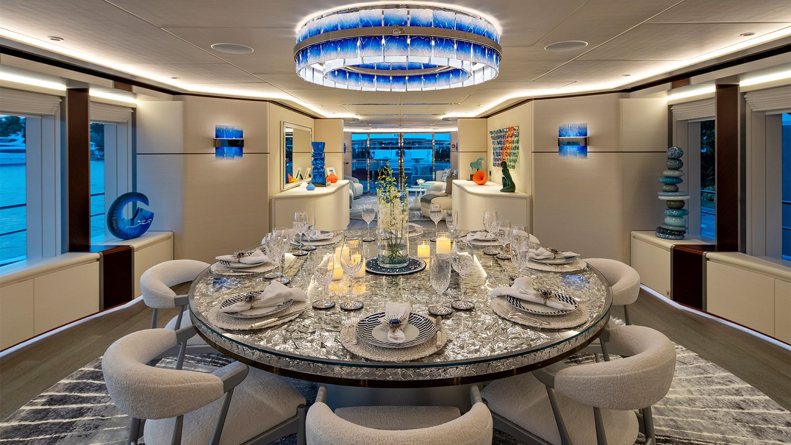 Interieur van de Heesen Yachts Book Ends
