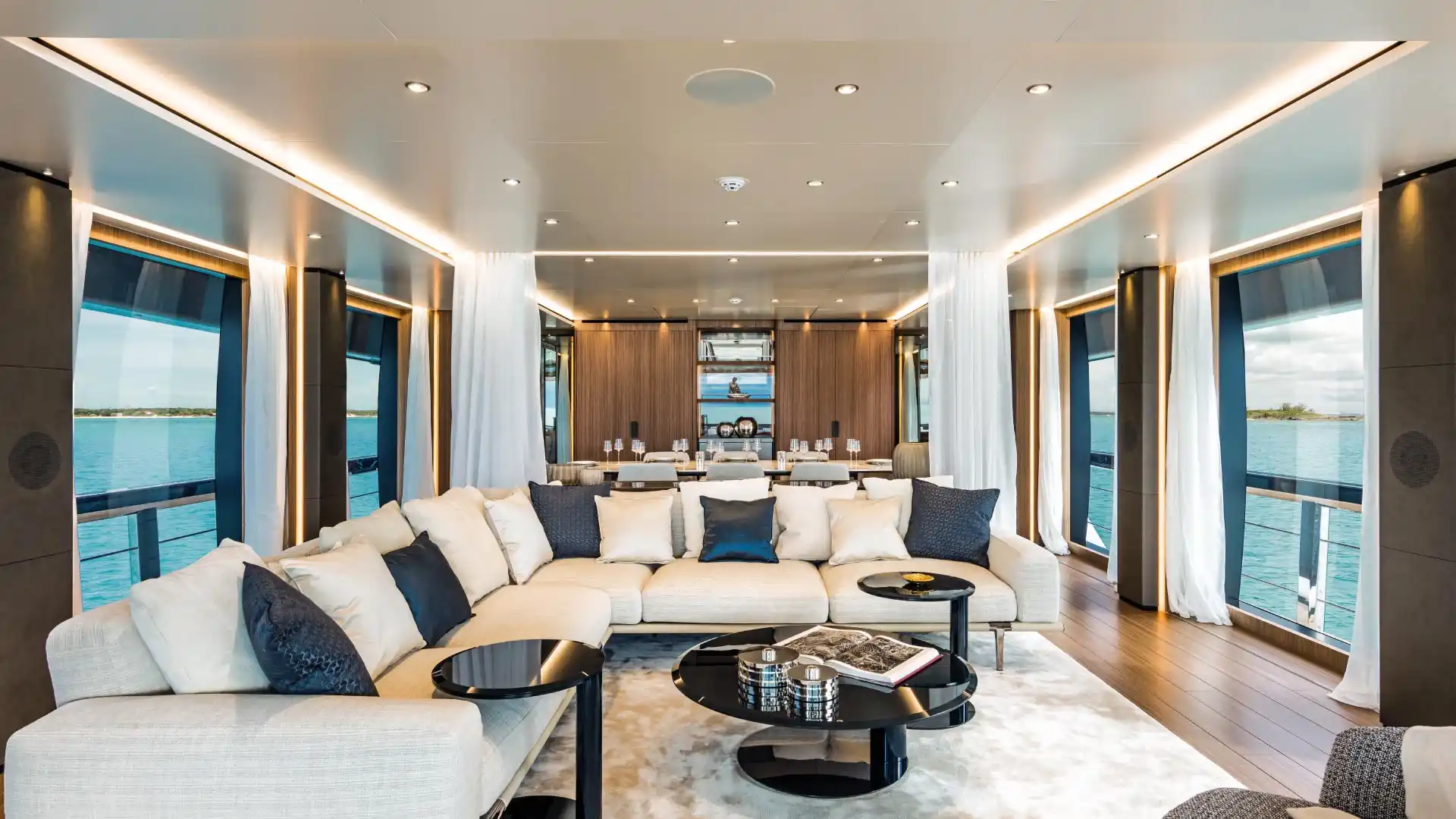 Interior del Custom Line 120'
