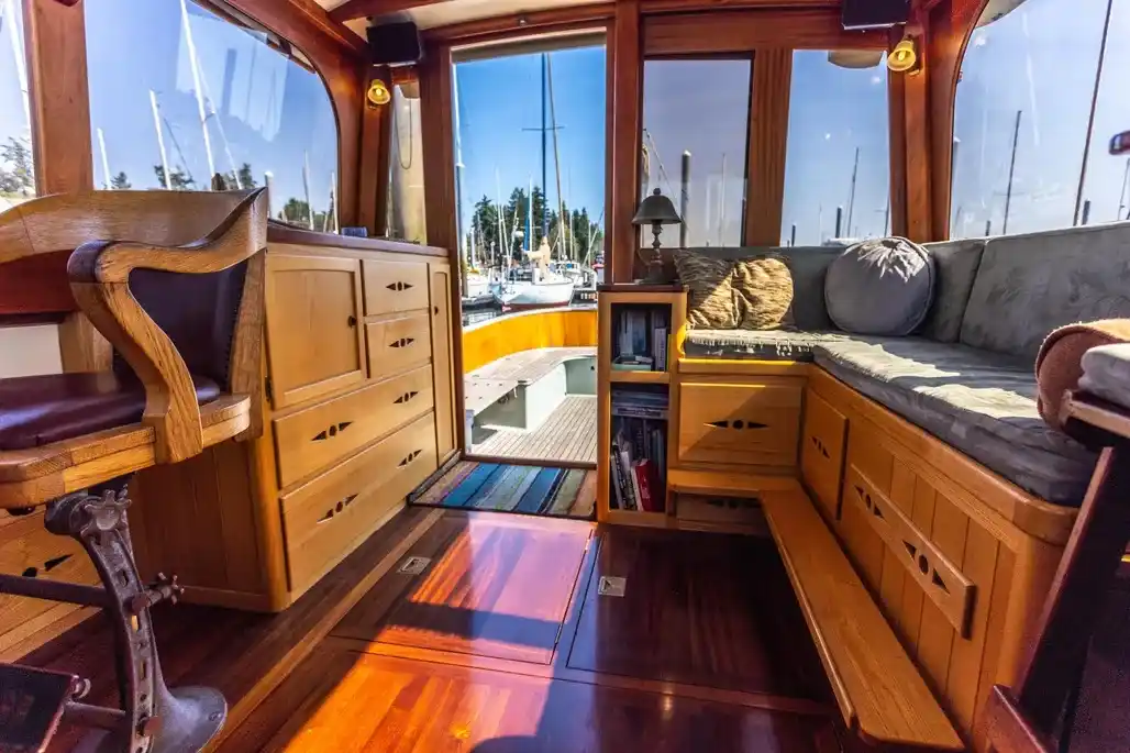 Innenbereich der Jespersen Boat Builders Custom Gartside Downeast Cruiser