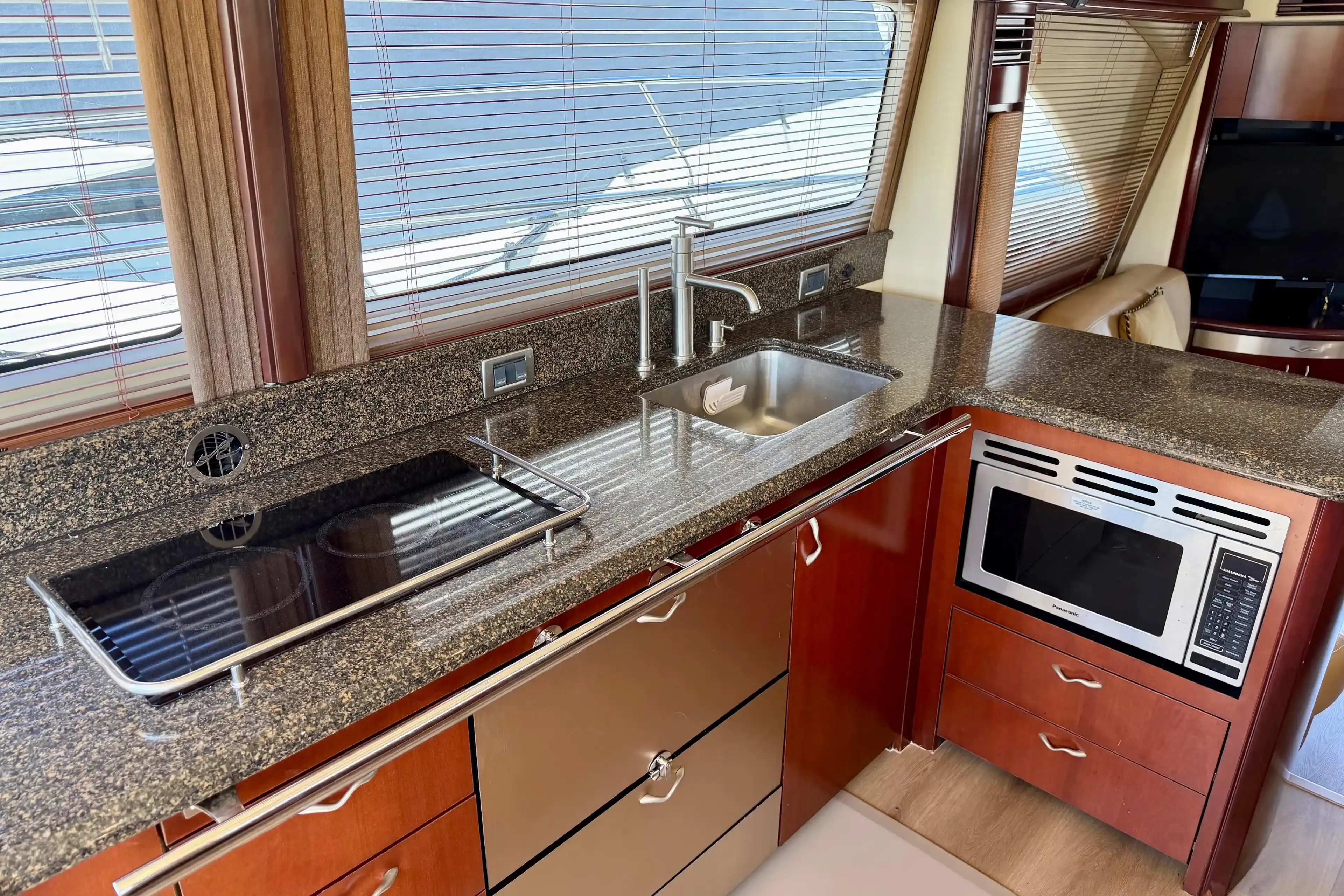 Sea Ray 550 Sedan Bridge Interior