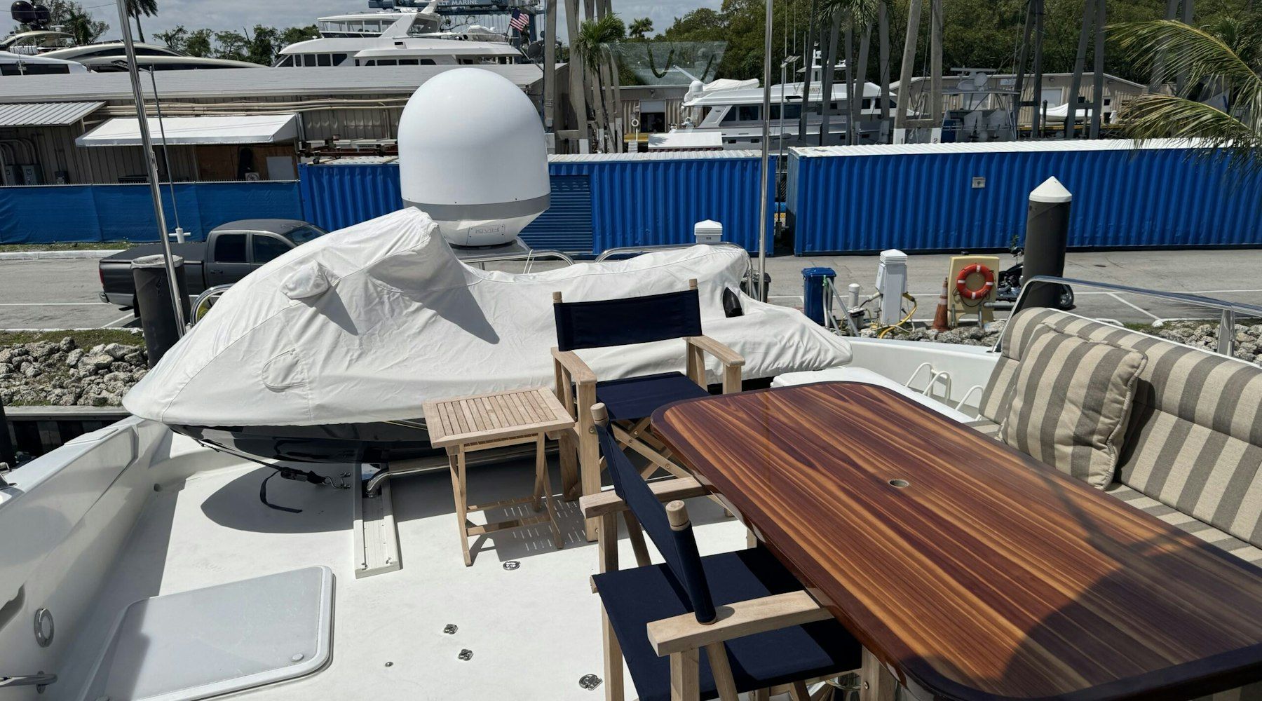 Exterior del Lazzara 76 Skylounge