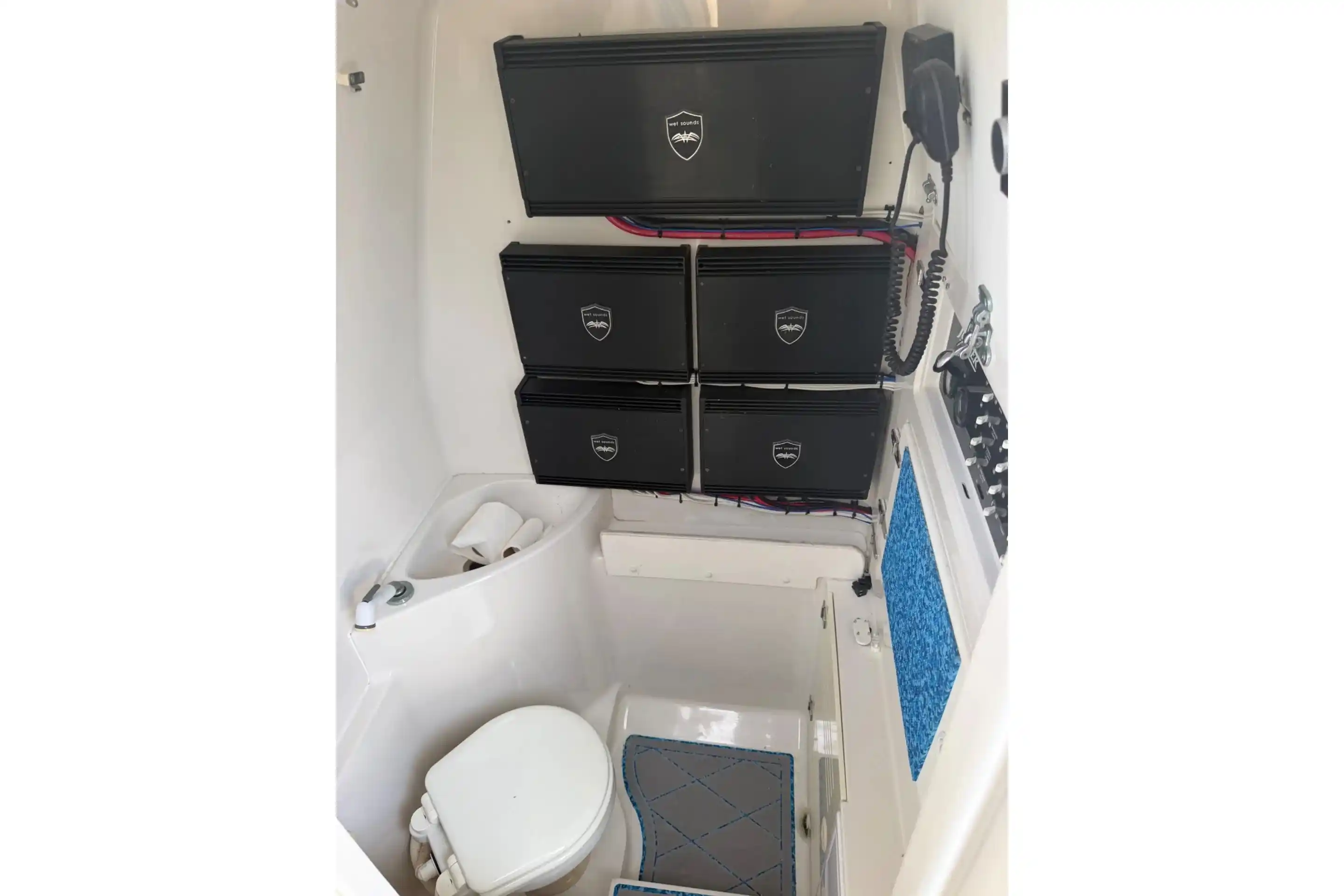 Interieur van de Jupiter 31 Cuddy