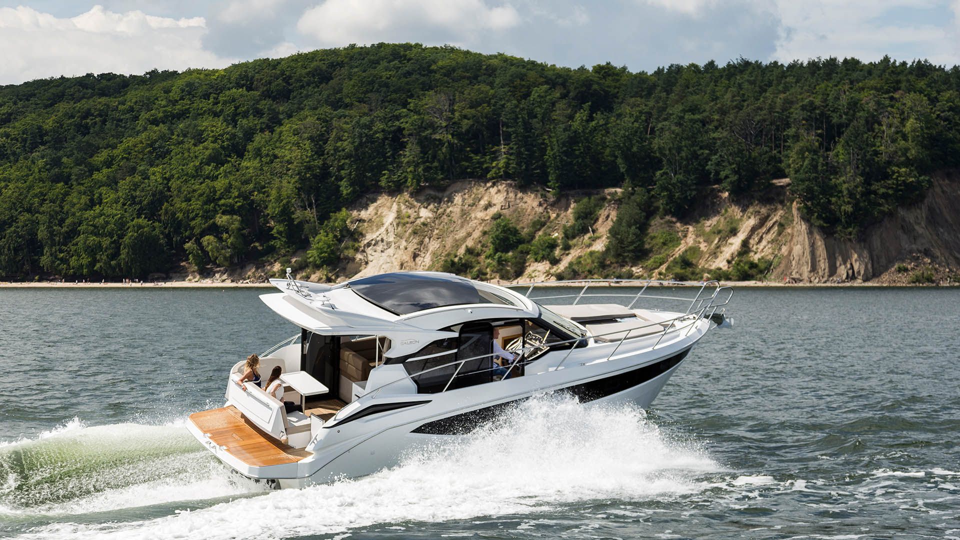 Außenbereich der Galeon Yachts 370 HTC