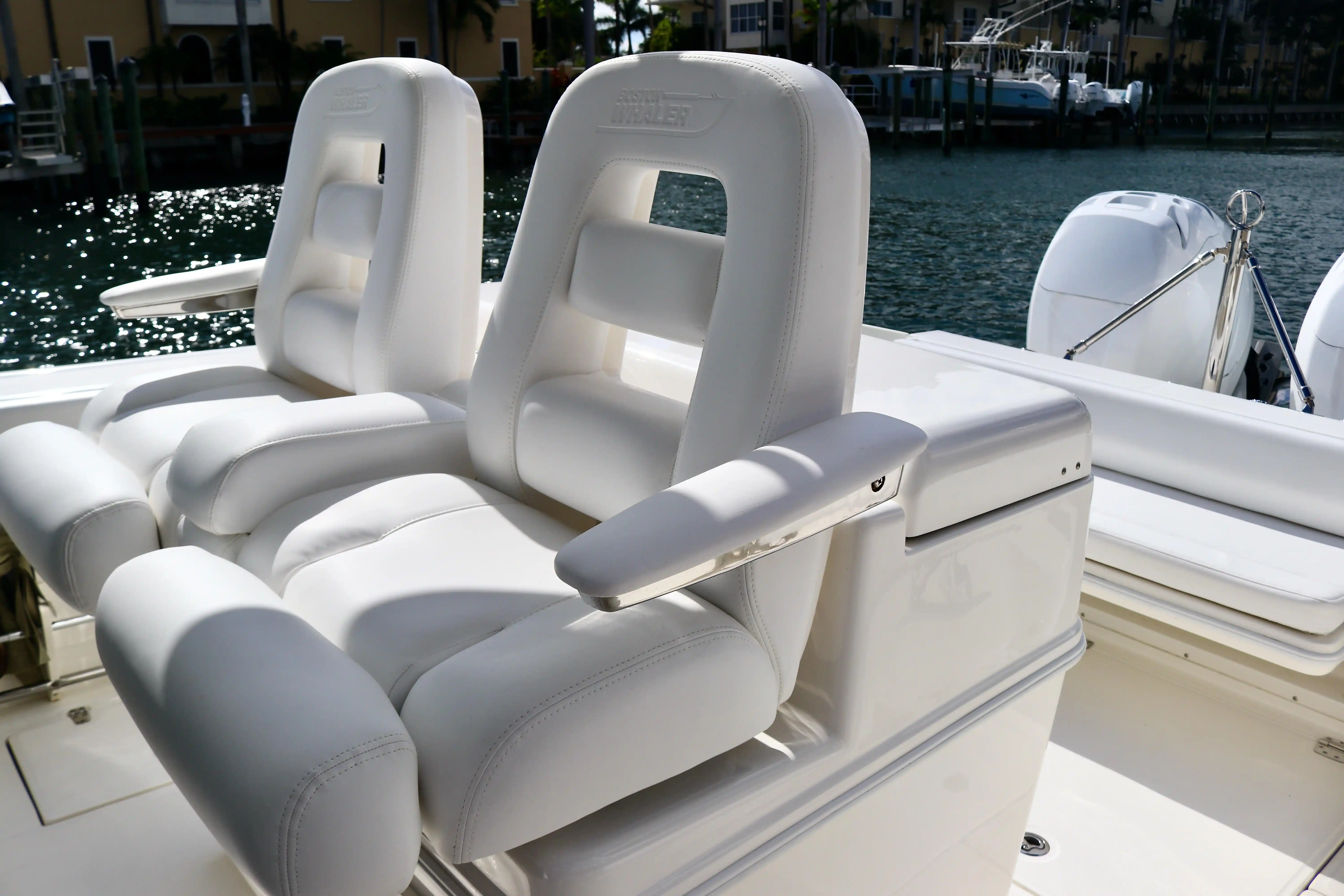Boston Whaler 320 Outrage Interior