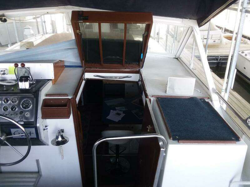 Chris-Craft 350 Catalina Interior
