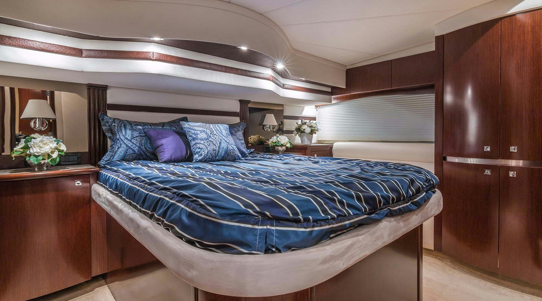 Cruisers Yachts 540 Sport Coupe Interior