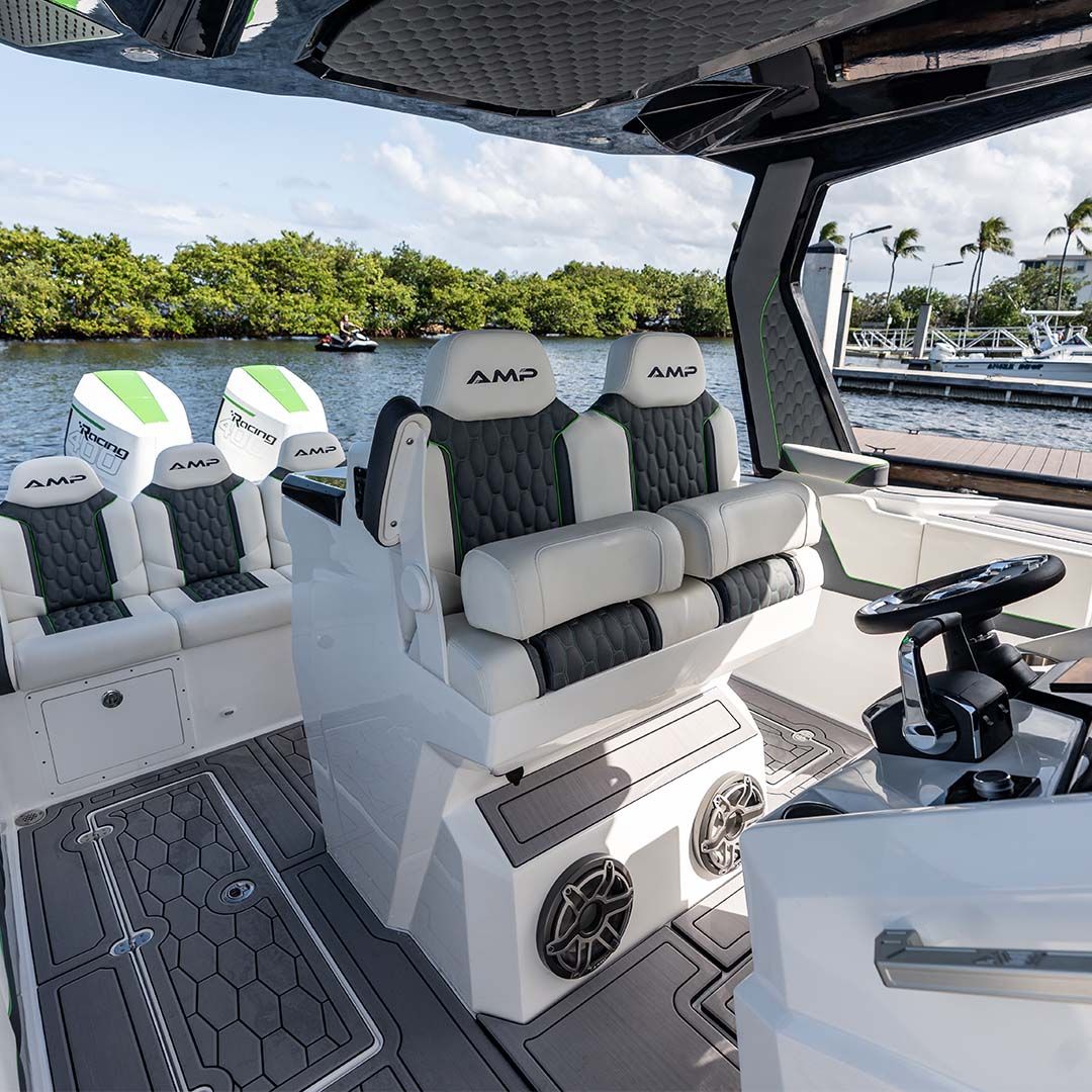 Intérieur du AMP American Marine Performance AMP 333