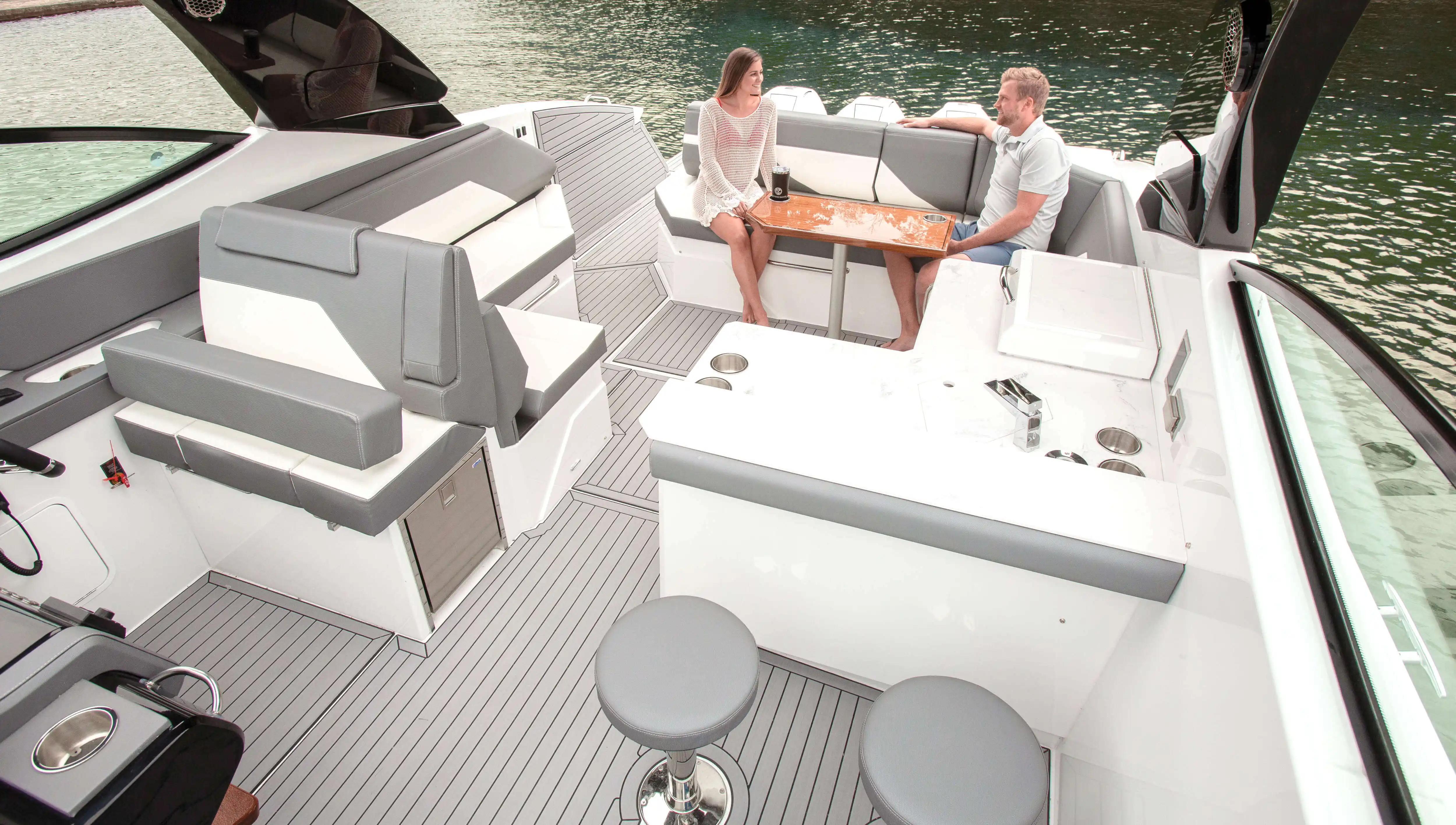 Cruisers Yachts 38 GLS OB Interior