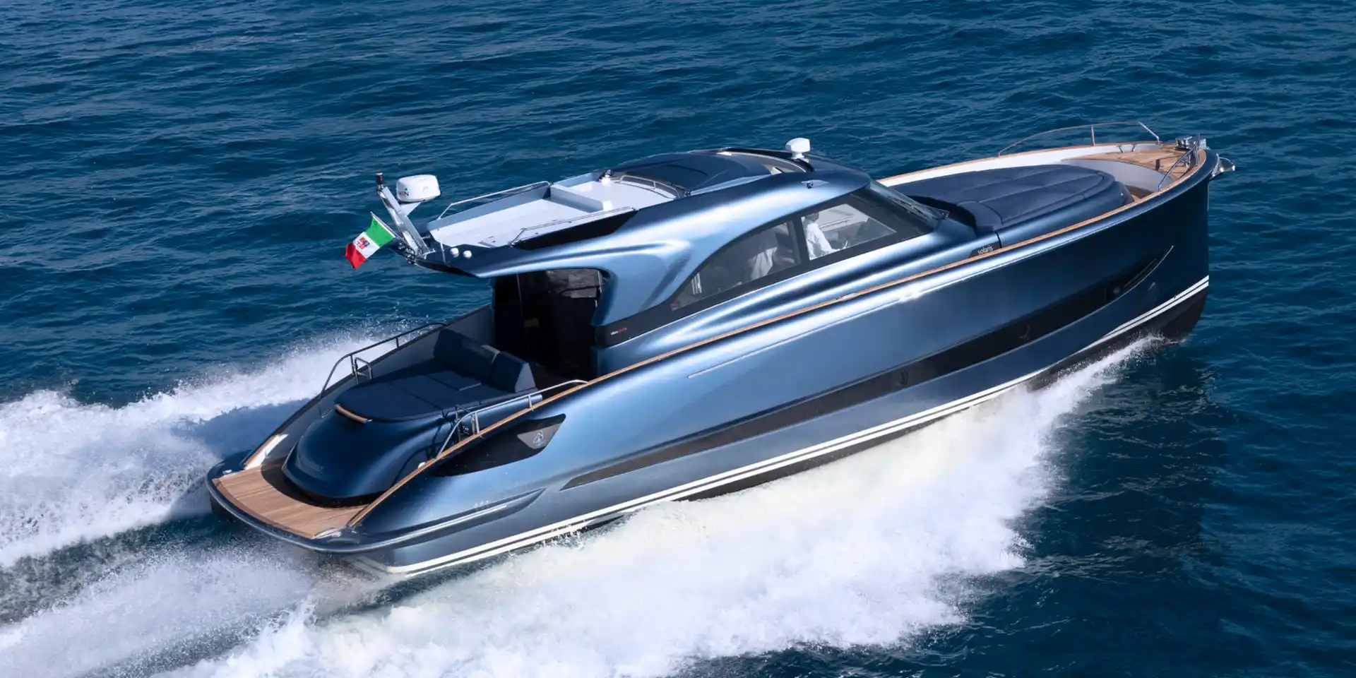 Exterieur van de Solaris Power 48 Coupé