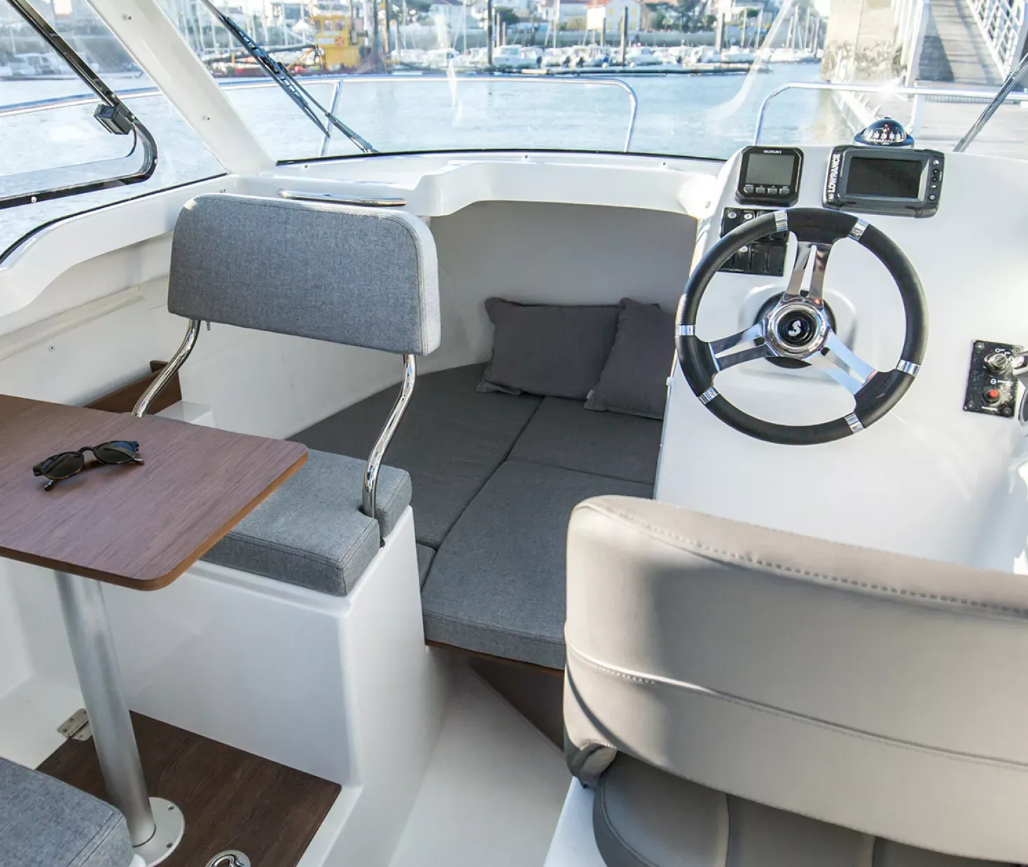 Beneteau Antares 6 Interior