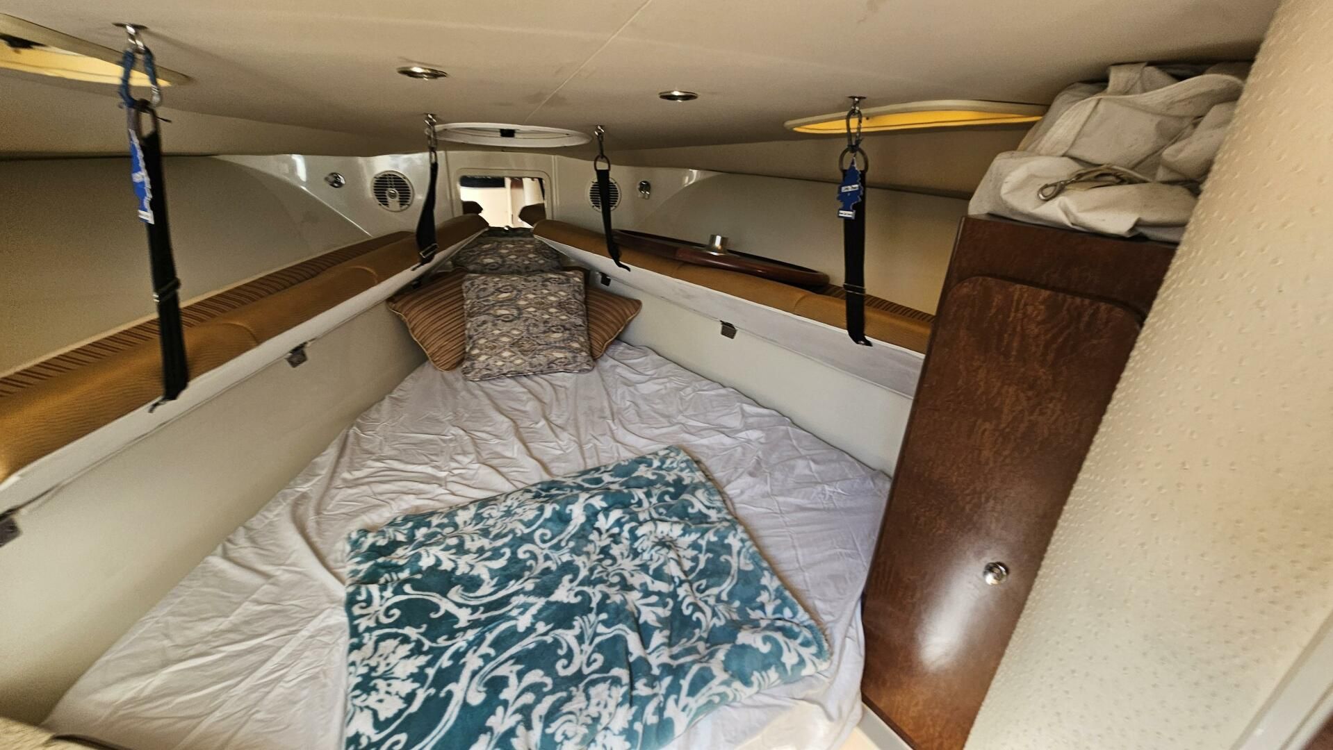 Hydra-Sports 3500 VX Repowered Interior