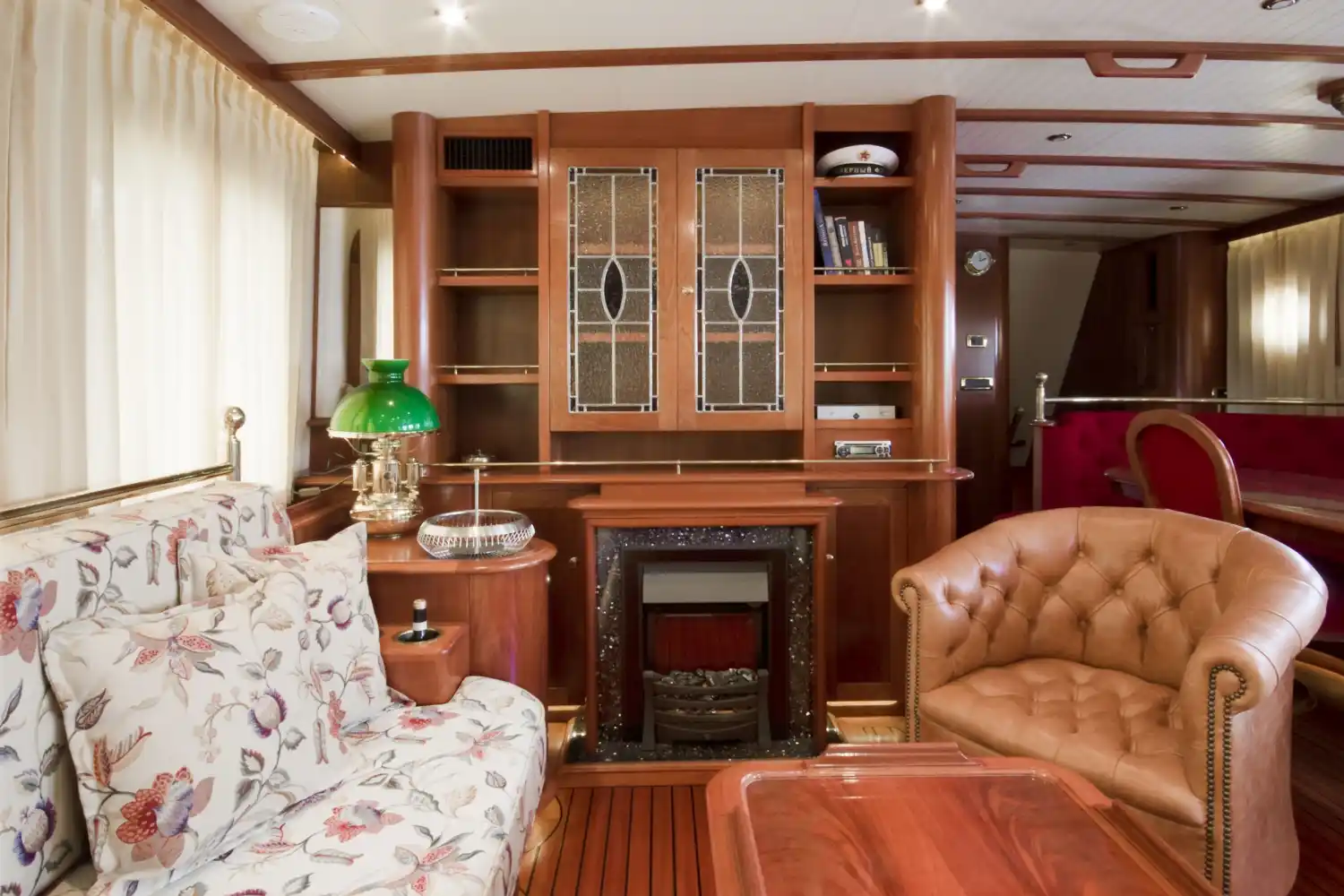De Alm Delfino 70 Interior