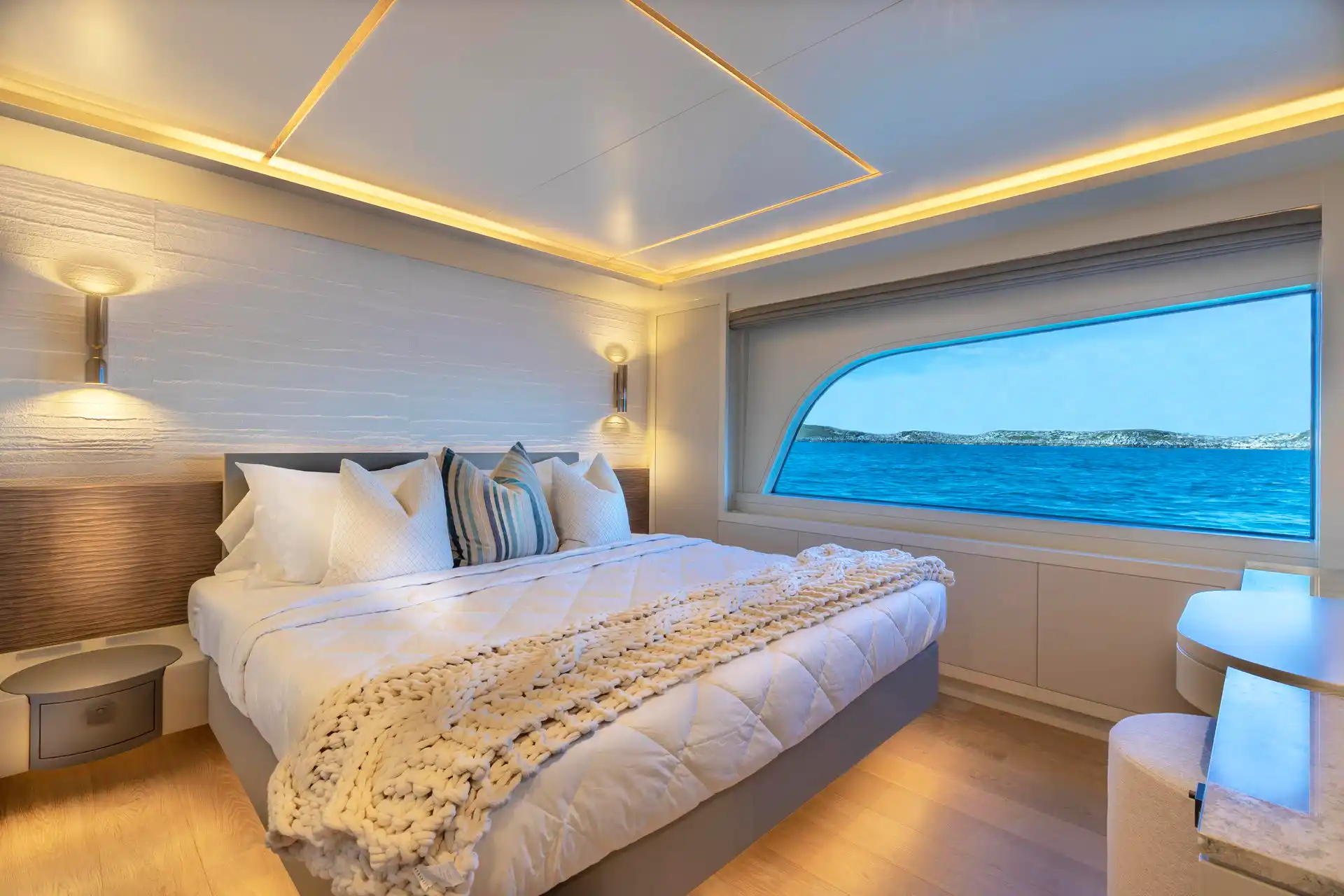LeVen Yachts 90 Flybridge Interior