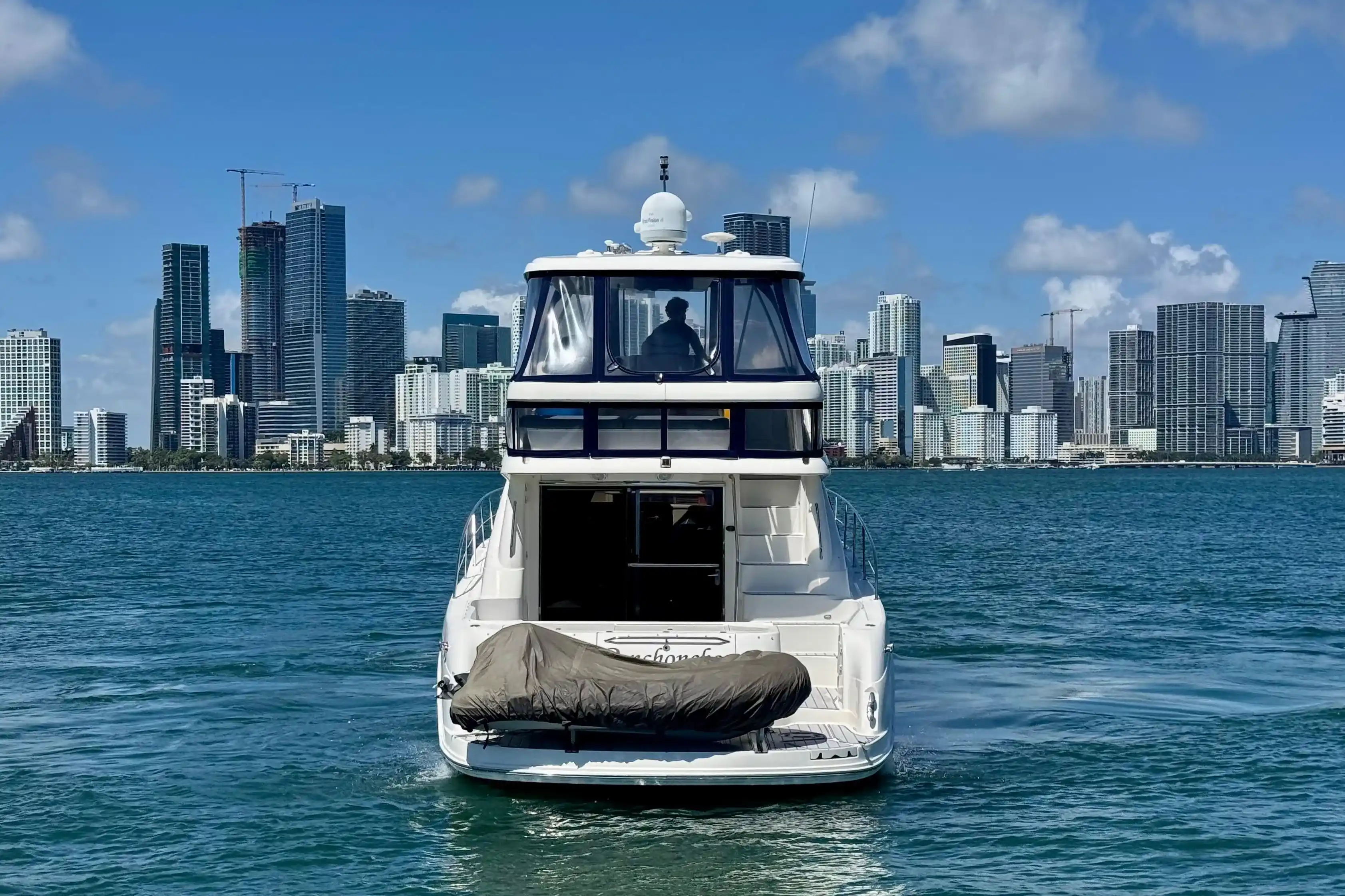 Sea Ray 550 Sedan Bridge Exterior