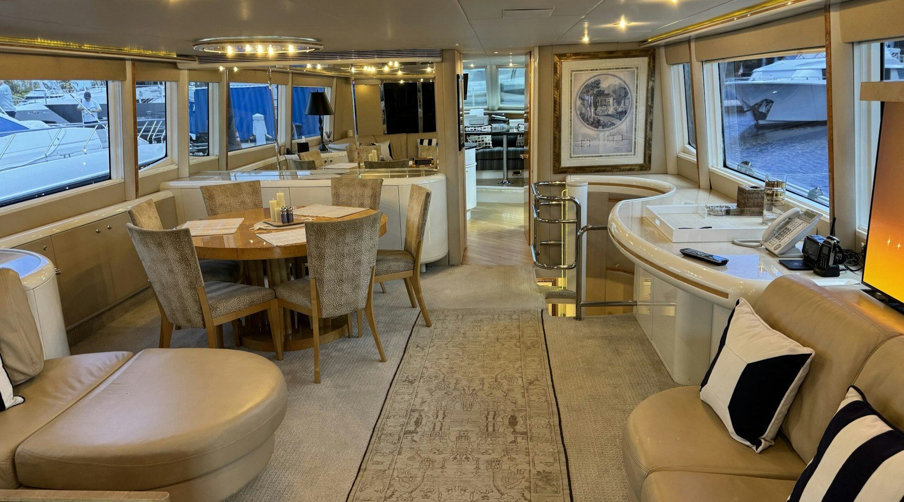 Interior del Lazzara 76 Skylounge