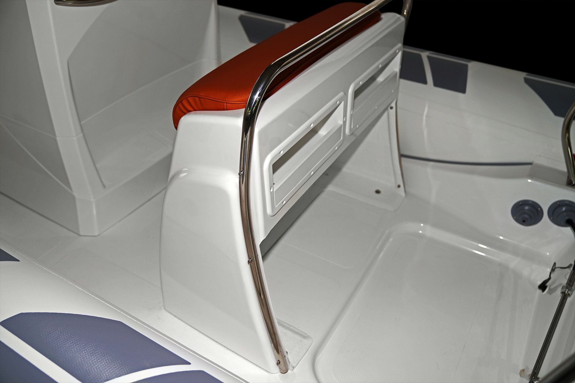 Interni del BRIG Falcon 570