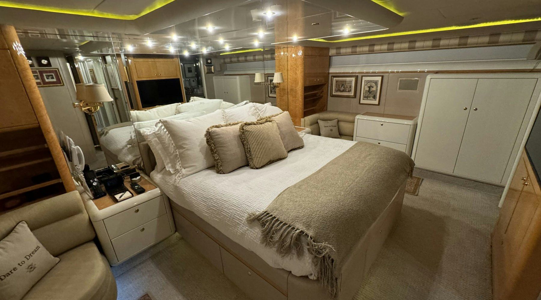 Interior del Lazzara 76 Skylounge