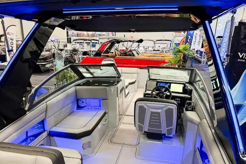 Interior del Vision Marine SPECTR 26