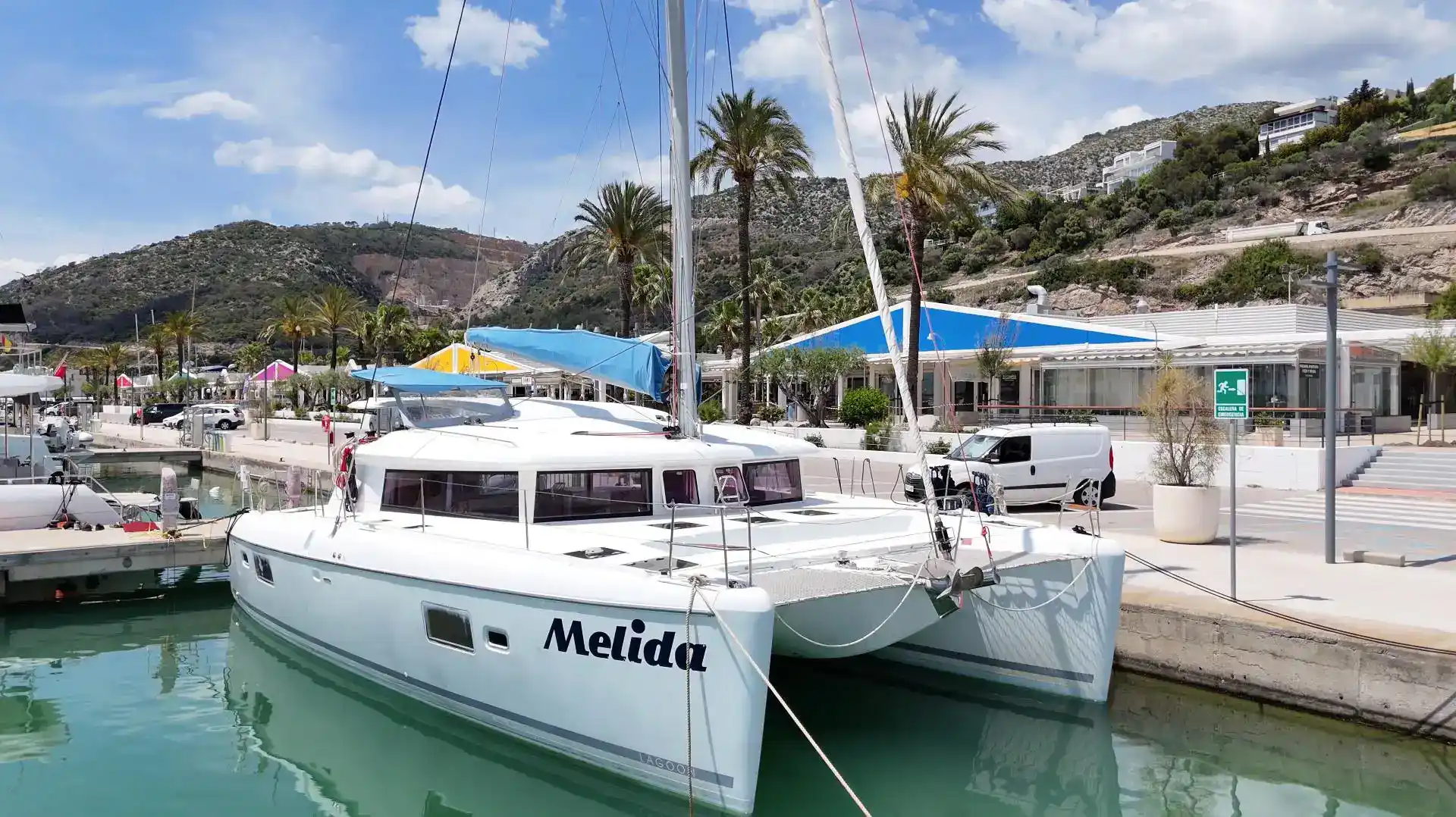 Lagoon 421 Exterior