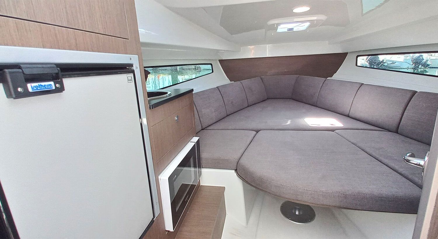 Interior del Beneteau Flyer 8 SUNdeck