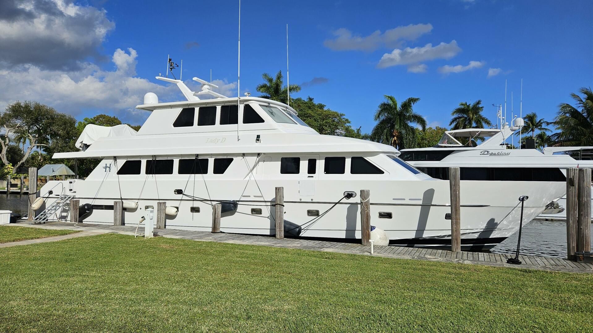 Hargrave Custom Yachts 90' Skylounge photo