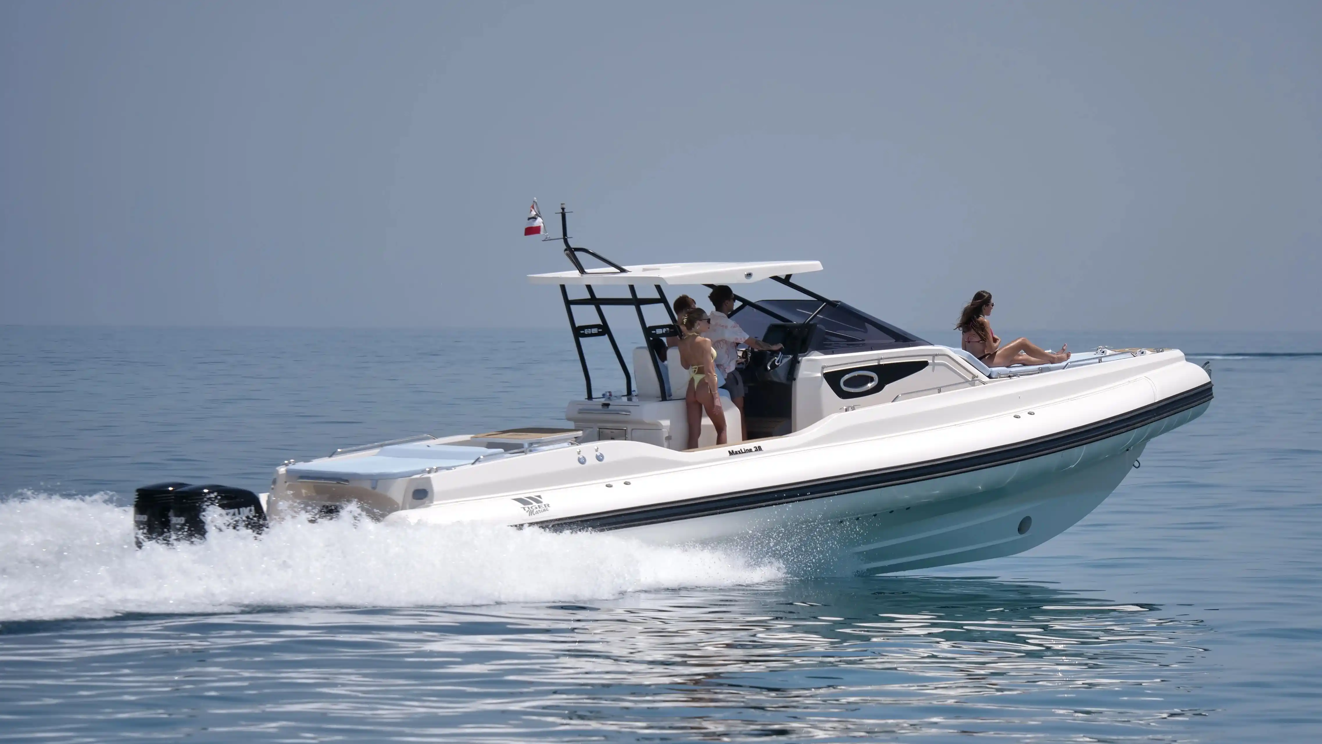 Exterior del Tiger Marine MaxLine 38