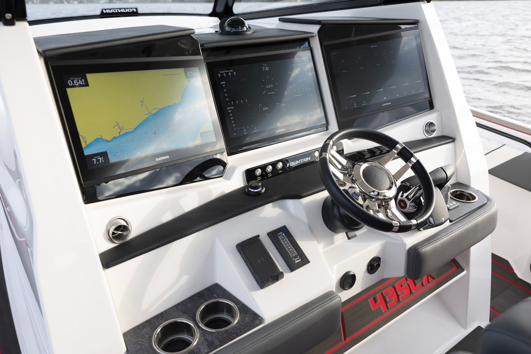 Interior del Fountain Powerboats 43SCX