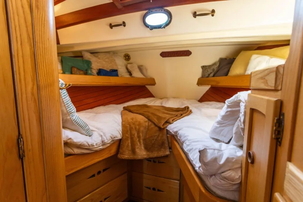 Innenbereich der Jespersen Boat Builders Custom Gartside Downeast Cruiser