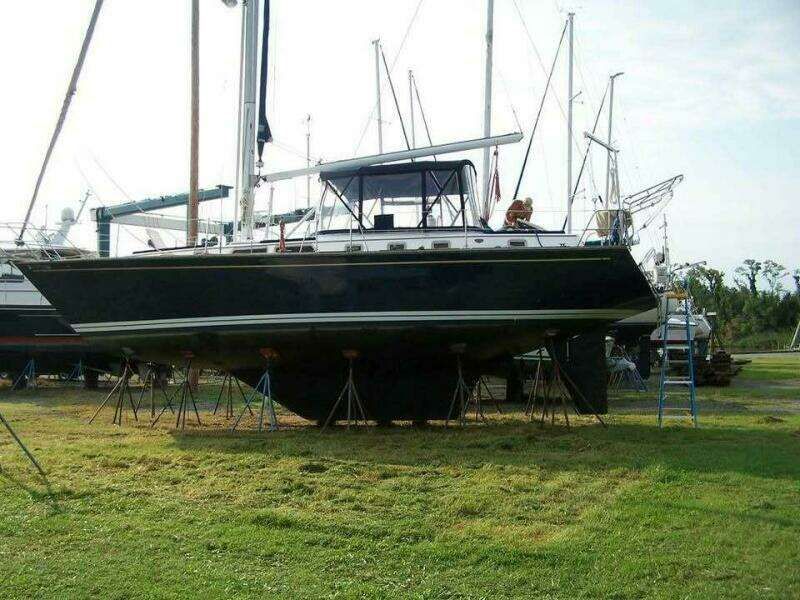 Endeavour 42 CC Exterior