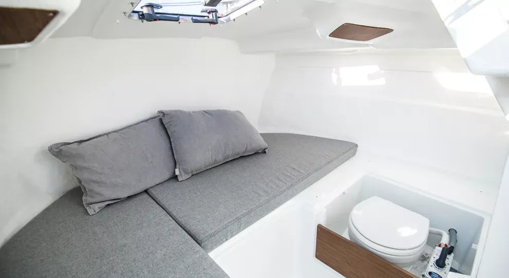 Beneteau Antares 6 Interior