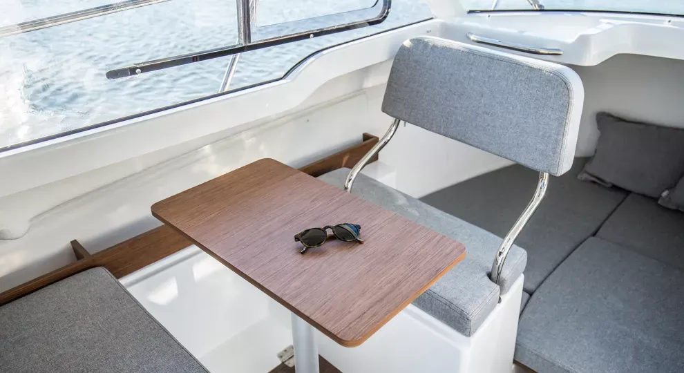 Beneteau Antares 6 Interior