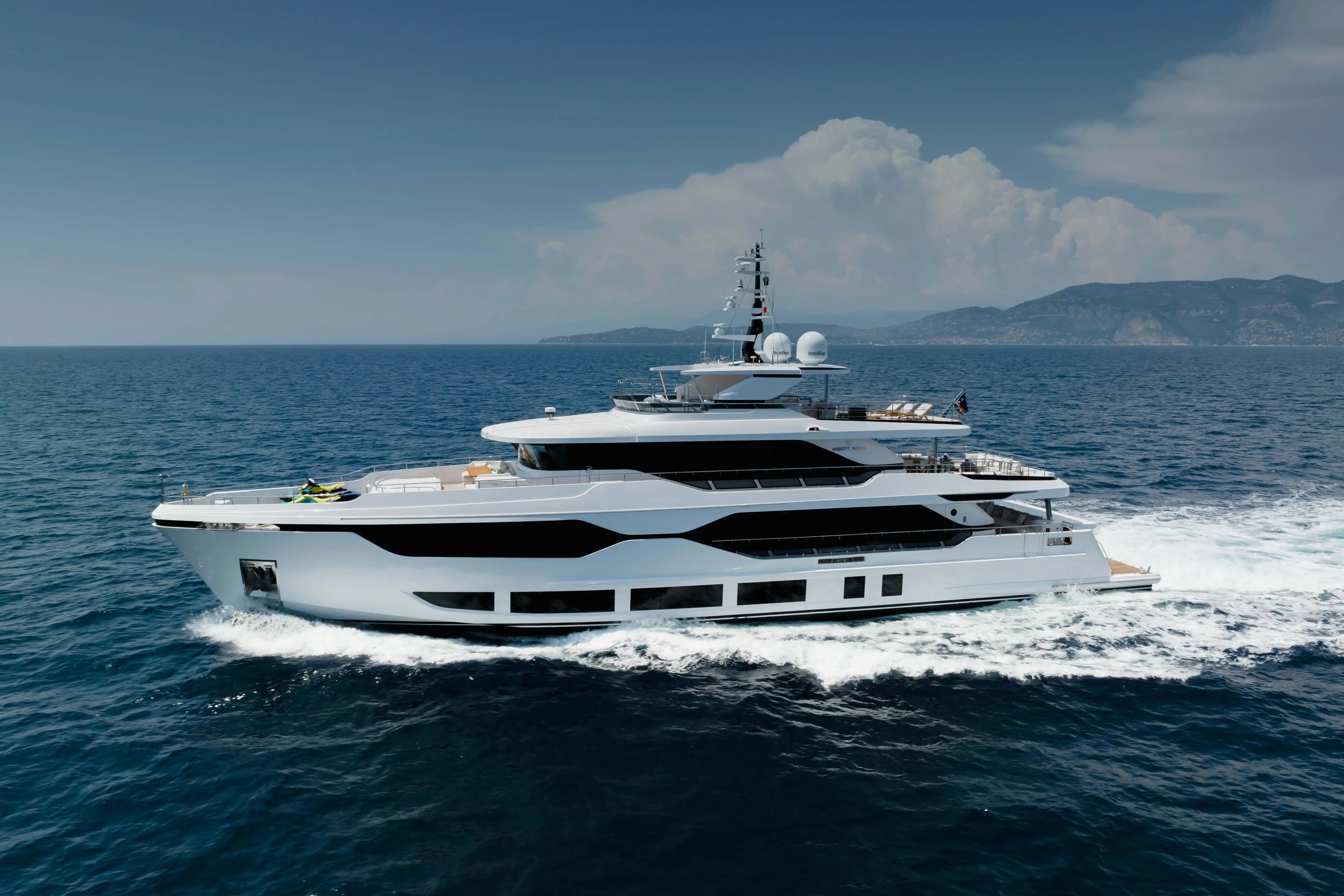 Majesty Yachts 120 photo