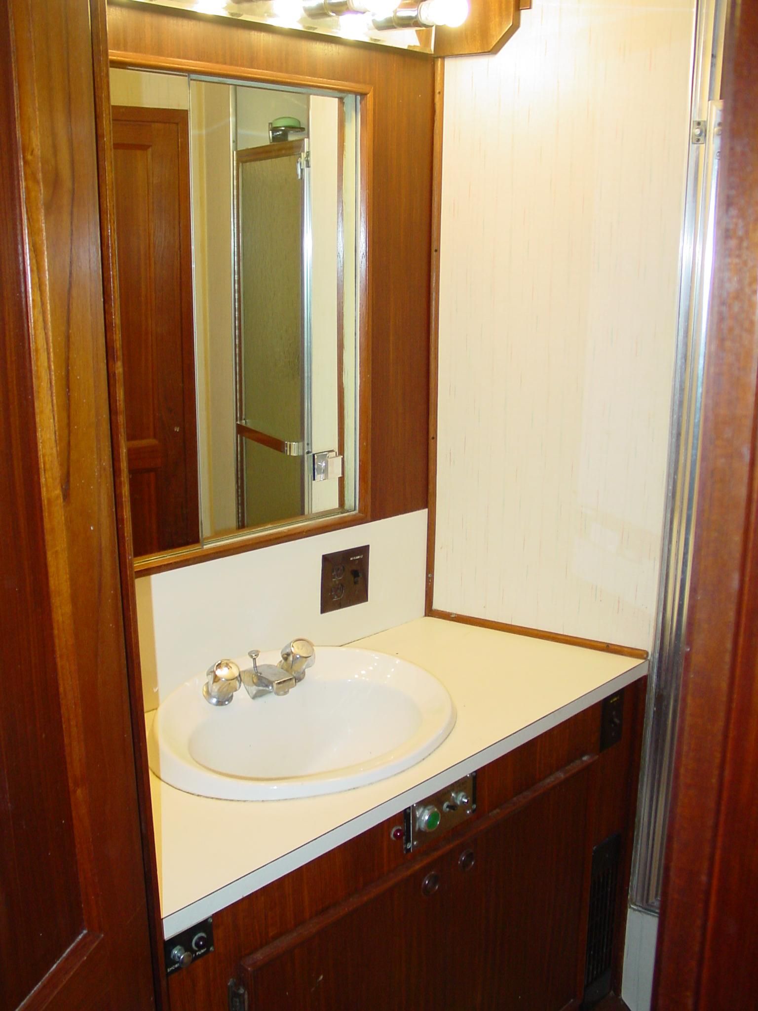 Hatteras 58 Long Range Cruiser Interior