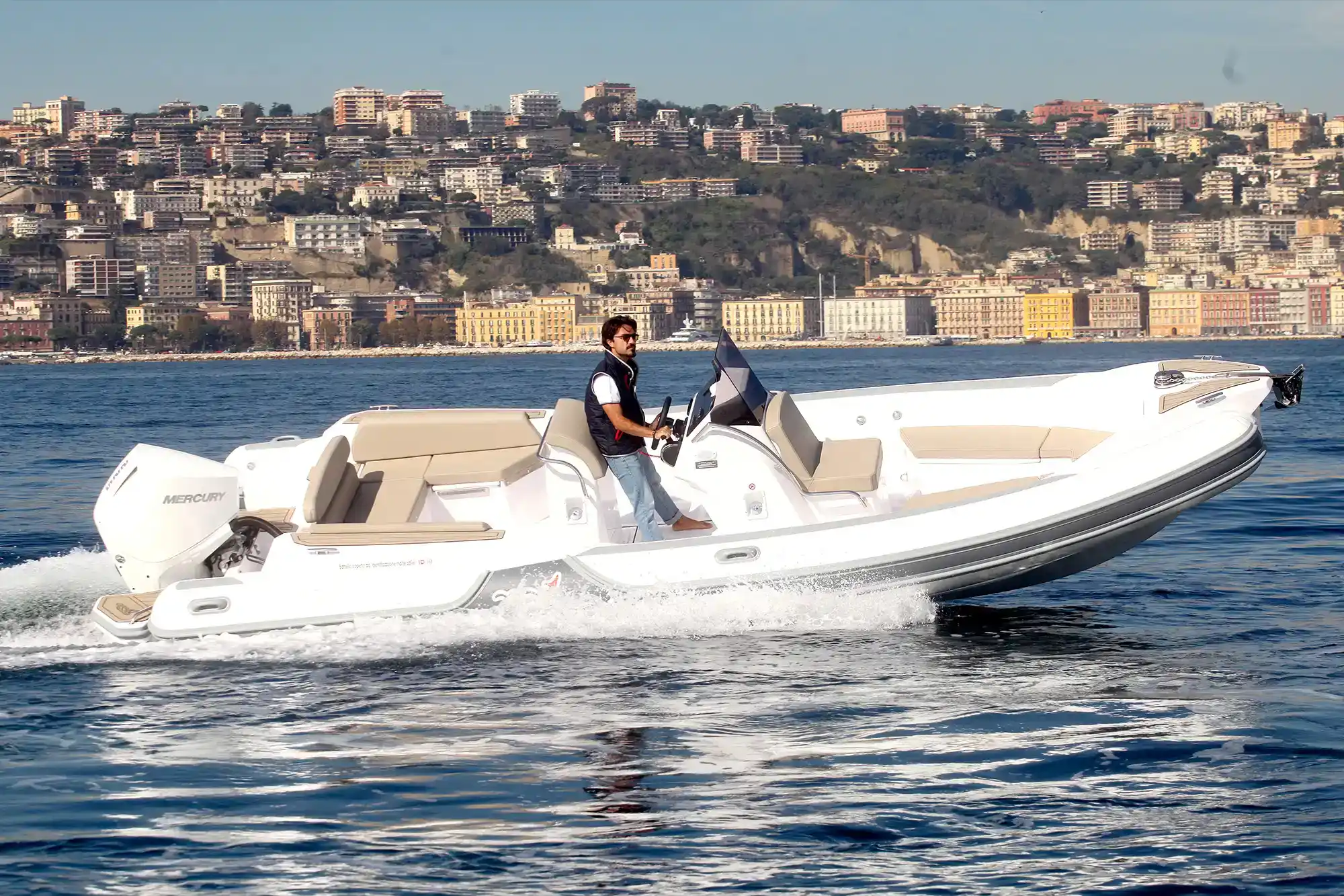 Extérieur du MV Marine MV 25GT