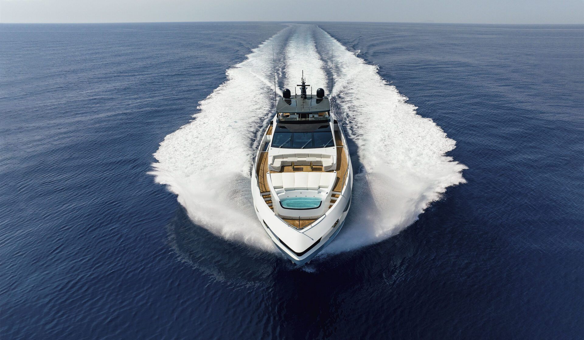 Extérieur du Mangusta Gransport 33